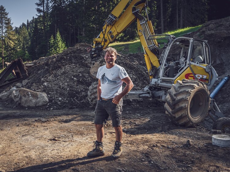 Mitarbeiter Andreas Grassel steht vor der Baustelle der neuen Talababfahrt Jakobshorn, wo er mitarbeitet. | © Davos Klosters Mountains