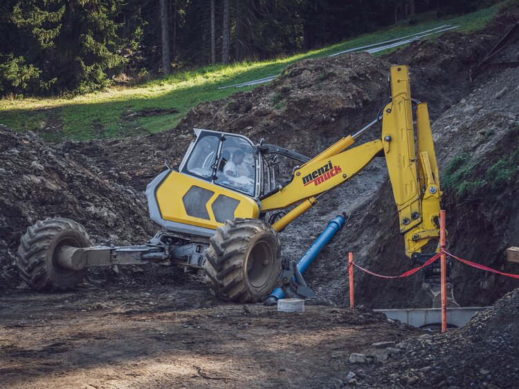 Der wendige Bagger Menzi Muck wird zum Verlegen von Leitungen für den Aushub verwendet. | © Davos Klosters Mountains