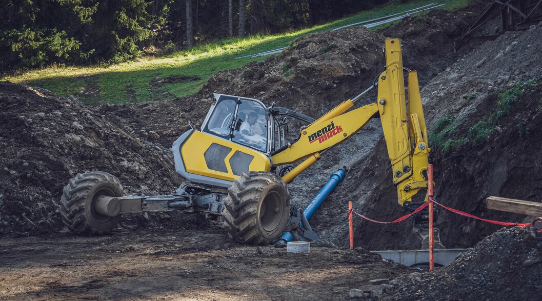 Aushub Menzi Muck Jakobshorn | © Davos Klosters Mountains Der wendige Bagger Menzi Muck wird zum Verlegen von Leitungen für den Aushub verwendet. | © Davos Klosters Mountains