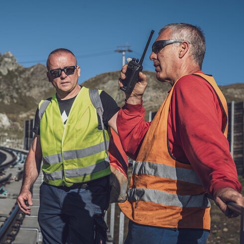 Mitarbeiter auf Parsenn funkt über das Funkgerät. | © Davos Klosters Mountains