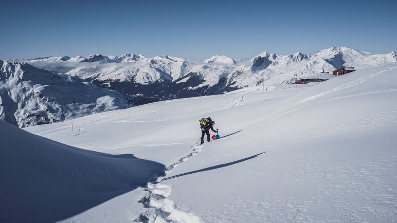 Iglubauer auf dem Weg zum Iglu  | © Davos Klosters Mountains 