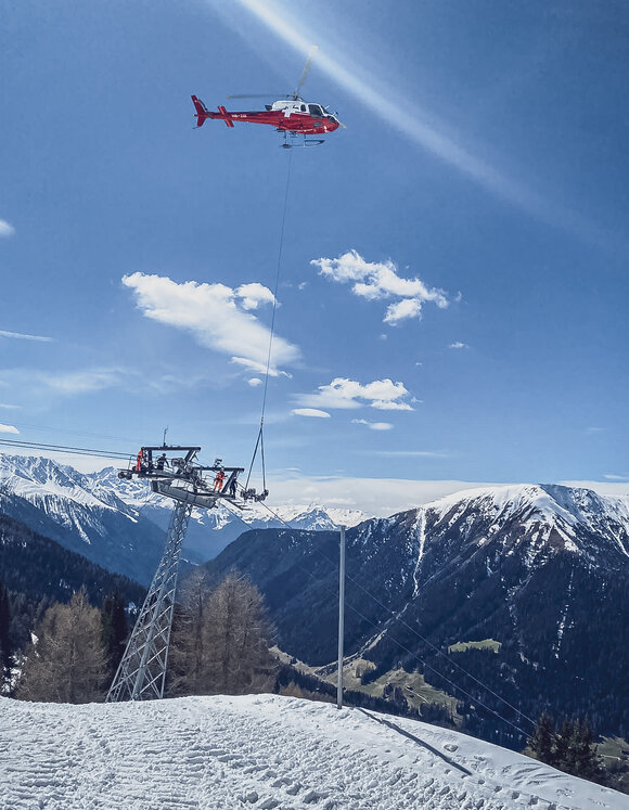 Mit dem Helikopter werden die Rollbatterien der Rinerhornbahn für die Revision demontiert.  | © Davos Klosters Mountains