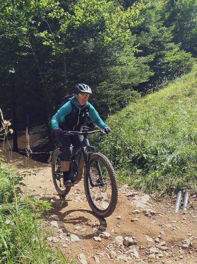 Bikerin Britta Wild fährt mit dem Mountainbike über einen Trail in Davos. | © Davos Klosters Mountains