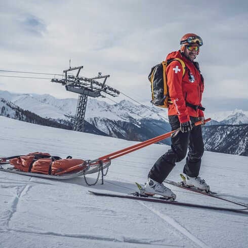 The Rinerhorn slope and rescue manager is on his way on skis and with the rescue sledge. | © Davos Klosters Mountains