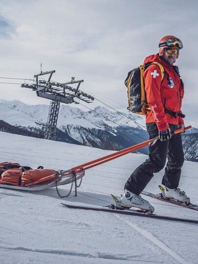 The Rinerhorn slope and rescue manager is on his way on skis and with the rescue sledge. | © Davos Klosters Mountains