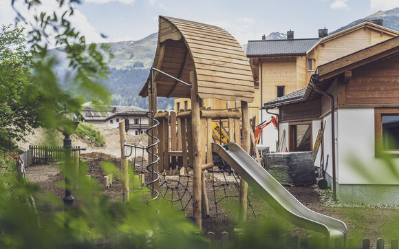Neuer Spielplatz mit modernen Kletterelementen.  | © Davos Klosters Mountains