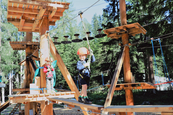 2 Kinder befinden sich auf dem Hochseilgarten.  | © DDO