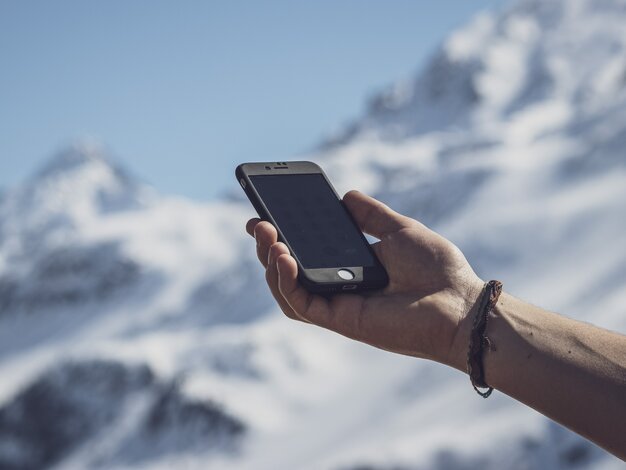 Eine Hand hält ein Handy in der Hand. | © Davos Klosters Mountains