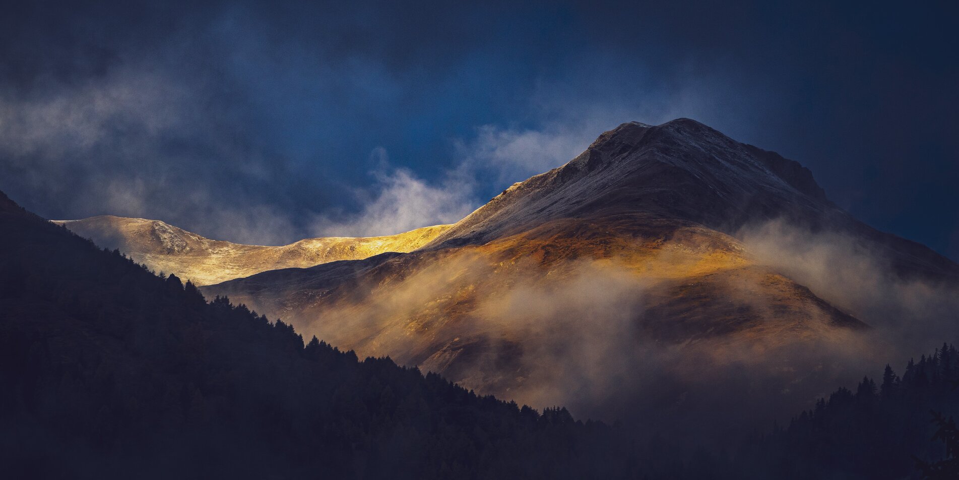 Zart gefärbter Morgenhimmel mit leichten Schleierwolken. | © Davos Klosters Mountains