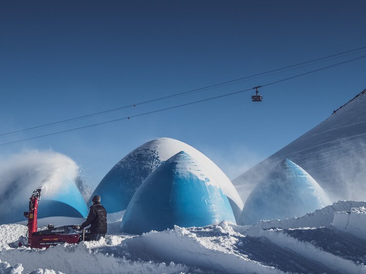 Mitarbeiter am Aufbau der Iglus mit Schneefräse | © Davos Klosters Mountains 