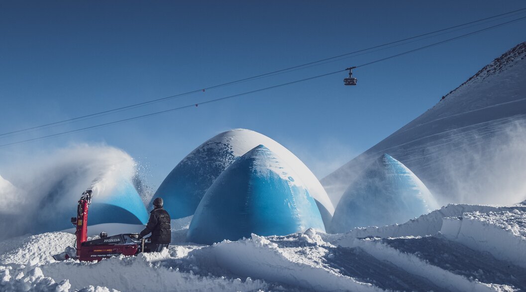 Mitarbeiter am Aufbau der Iglus mit Schneefräse | © Davos Klosters Mountains Mitarbeiter am Aufbau der Iglus mit Schneefräse | © Davos Klosters Mountains