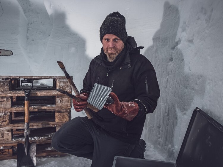 Mitarbeiter sitzend mit diversen Aufbauwerkzeugen in der Hand  | © Davos Klosters Mountains 