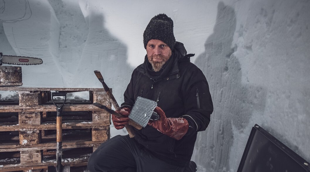 Mitarbeiter sitzend mit diversen Aufbauwerkzeugen in der Hand | © Davos Klosters Mountains Mitarbeiter sitzend mit diversen Aufbauwerkzeugen in der Hand | © Davos Klosters Mountains
