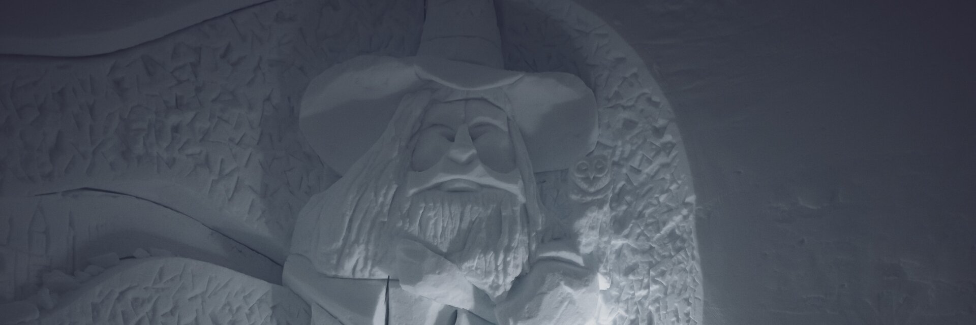 Skulptur eines alten Mannes mit Bart und Hut in Schnee gemeiselt | © Davos Klosters Mountains Skulptur eines alten Mannes mit Bart und Hut in Schnee gemeiselt | © Davos Klosters Mountains