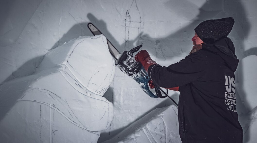 Künstler mit Kettensäge am Skulpur formen | © Davos Klosters Mountains Künstler mit Kettensäge am Skulpur formen | © Davos Klosters Mountains