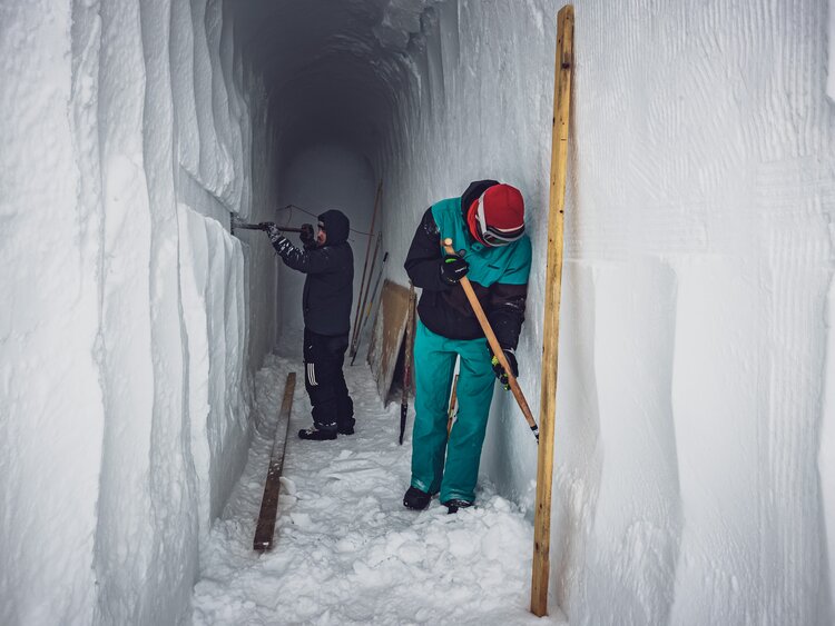 2 Künstler am Innenausbau des Iglu mit diversen Werkzeugen | © Davos Klosters Mountains 