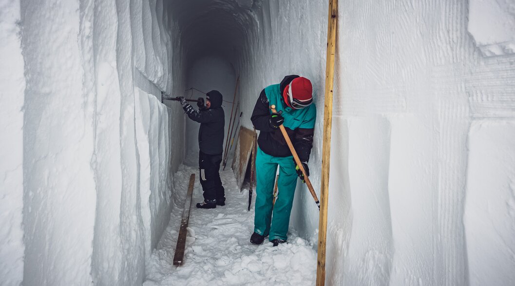 2 Künstler am Innenausbau des Iglu mit diversen Werkzeugen | © Davos Klosters Mountains 2 Künstler am Innenausbau des Iglu mit diversen Werkzeugen | © Davos Klosters Mountains
