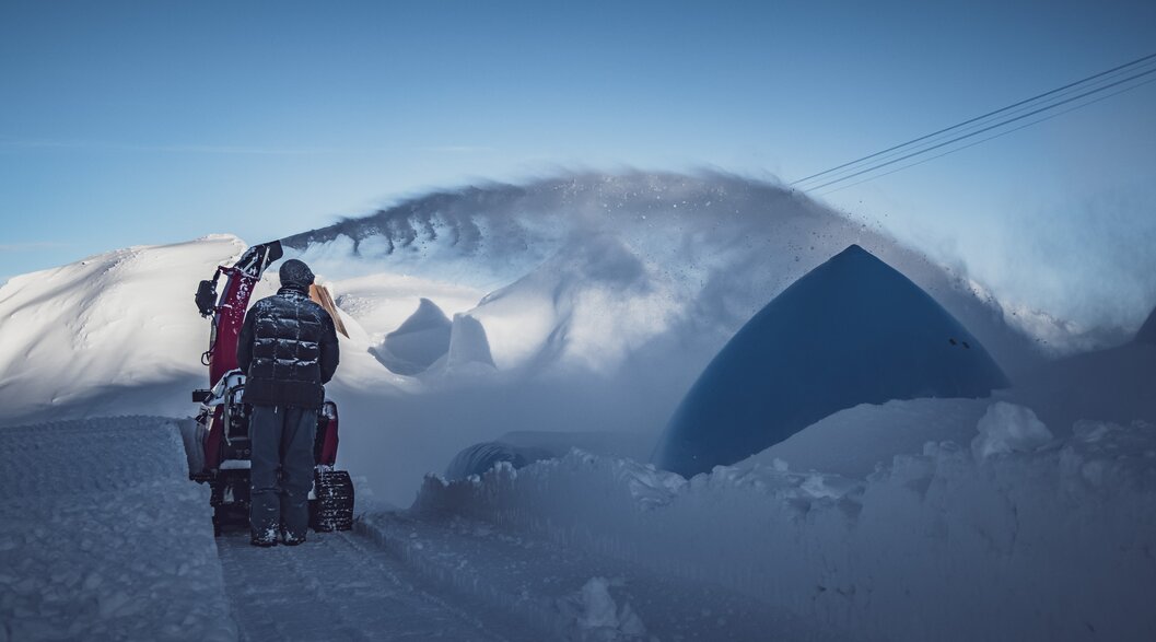 Künstler baut mit Hilfe von Schneefräse Iglus auf | © Davos Klosters Mountains Künstler baut mit Hilfe von Schneefräse Iglus auf | © Davos Klosters Mountains