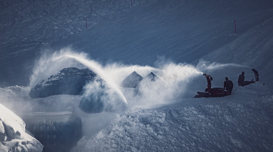 Mehrere Künstler am Aufbau der Iglus mit Hilfe der Schneefräse | © Davos Klosters Mountains Mehrere Künstler am Aufbau der Iglus mit Hilfe der Schneefräse | © Davos Klosters Mountains