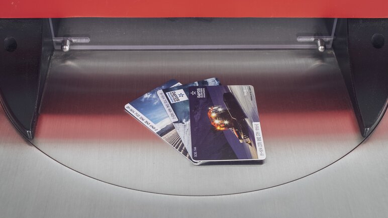 Foto von drei verschiedenen Keycard Designs der Davos Klosters Mountains | © Davos Klosters Mountains
