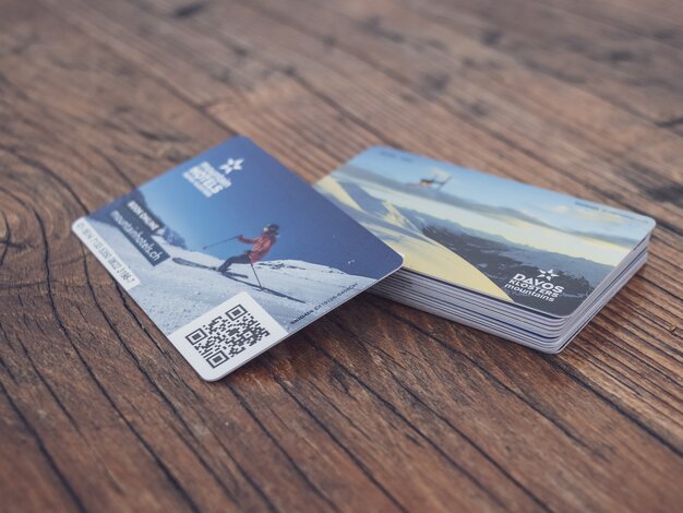 Ein Stappel von Keycards der Davos Klosters Mountains mit Winter Sujet. | © Davos Klosters Mountains