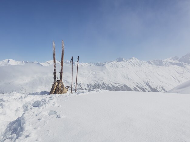 Vintage Holzski stecken im Neuschnee auf dem Weissfluhjoch. | © Davos Klosters Mountains