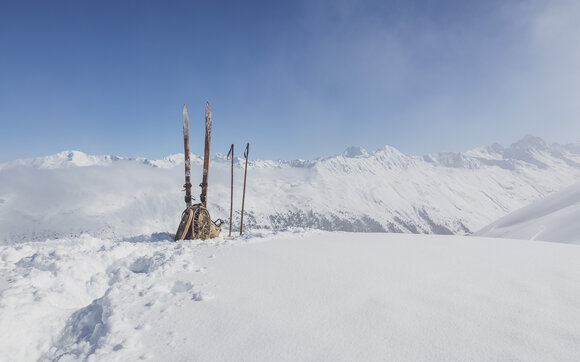 Vintage Holzski stecken im Neuschnee auf dem Weissfluhjoch. | © Davos Klosters Mountains
