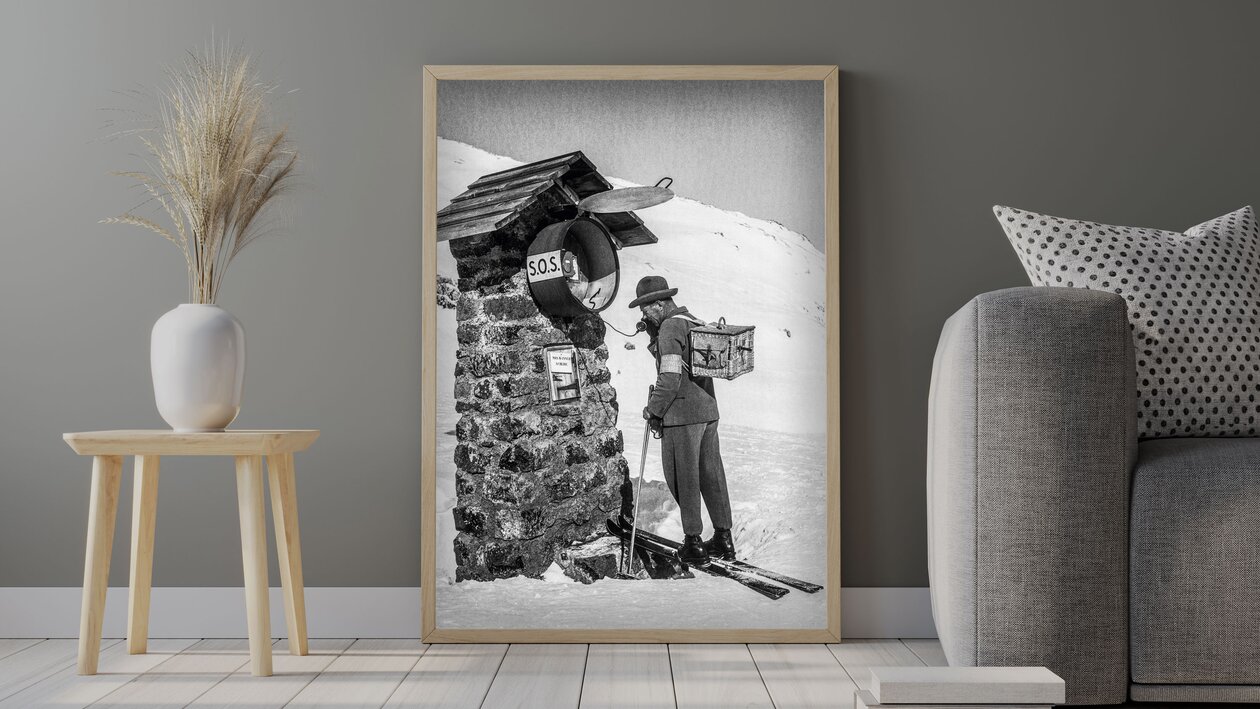 Nostalgie Poster mit Patroulleur welcher den SOS telefonisch kontaktiert | © Davos Klosters Mountains 