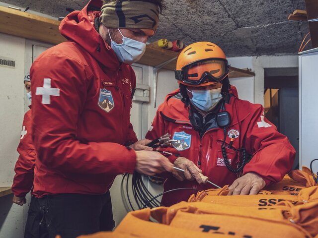 Das Rüsten des Sprengstoffs | © Davos Klosters Mountains Die beiden Patrouilleure bringen die Zündschnur- und kapsel am Sprengstoff an. | © Davos Klosters Mountains