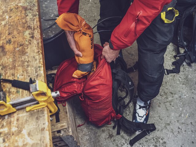 Sprengstoff im Rucksack | © Davos Klosters Mountains Ein Sprengstoff-Paket für die Lawinensprengung wird in den Rucksack gepackt. | © Davos Klosters Mountains