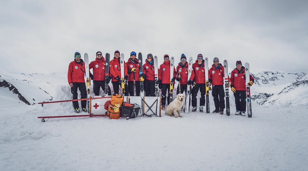 Abbildung Team SOS Patrouilleure mit Rettungsschlitten und Lawinenhund | © Davos Klosters Mountains 