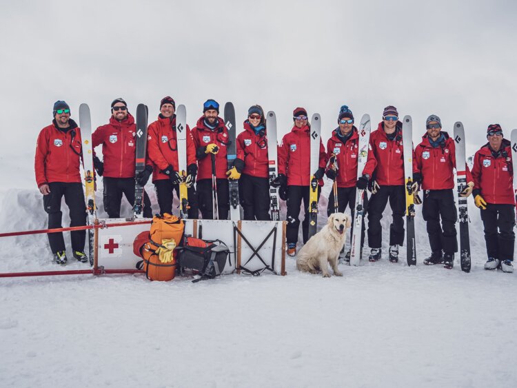 Abbildung Team SOS Patrouilleure mit Rettungsschlitten und Lawinenhund | © Davos Klosters Mountains 