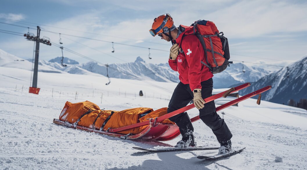 SOS Patrouilleur beim Abtransport einer verletzten Person mit Rettungsschlitten | © Davos Klosters Mountains 