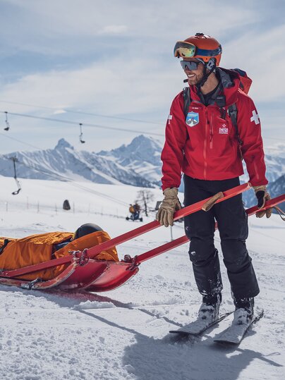 SOS Patrouilleur beim Abtransport einer verletzten Person mit Rettungsschlitten | © Davos Klosters Mountains 