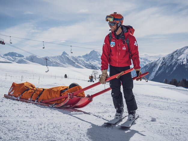 SOS Patrouilleur beim Abtransport einer verletzten Person mit Rettungsschlitten | © Davos Klosters Mountains 
