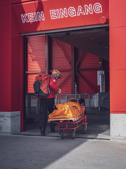 SOS Patrouilleur beim Abtransport einer verletzten Person in der Talstation  | © Davos Klosters Mountains 