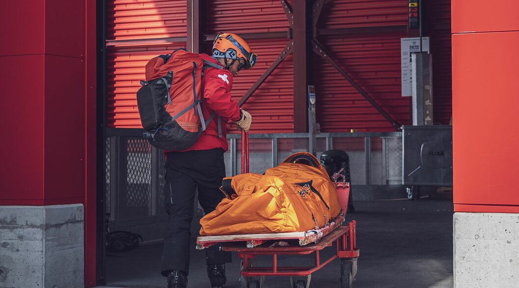 SOS Patrouilleur beim Abtransport einer verletzten Person in der Talstation  | © Davos Klosters Mountains 