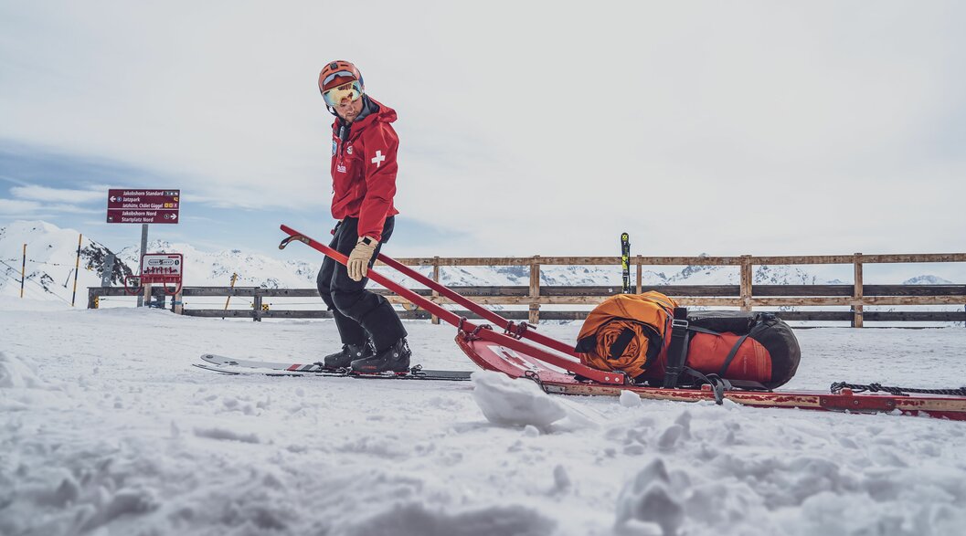 SOS Patrouilleur beim Einsatz zum Unfallort mit Rettungsschlitten und Rettungssack  | © Davos Klosters Mountains 