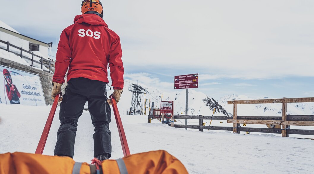 SOS Patrouilleur auf dem Rückweg vom Unfallort mit Rettungsschlitten und Rettungssack | © Davos Klosters Mountains 