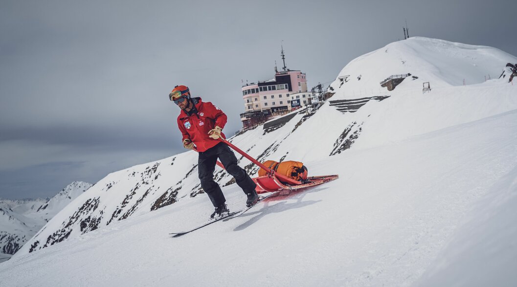 SOS Patrouilleur auf dem Weg zum Unfallort mit Rettungsschlitten und Rettungssack   | © Davos Klosters Mountains 