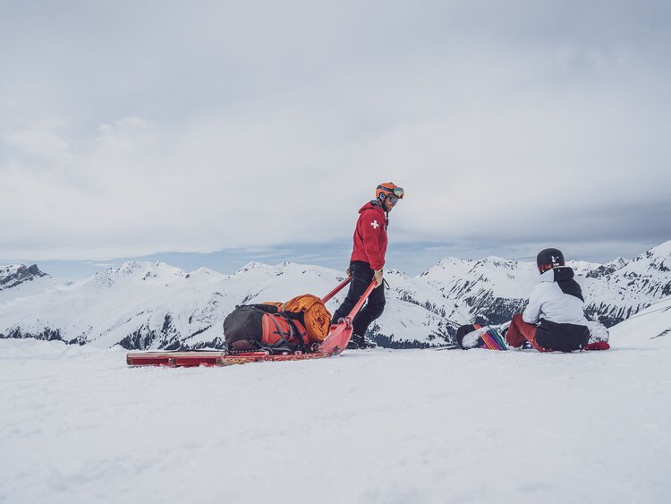 SOS Patrouilleur beim Unfallort mit Rettungsschlitten | © Davos Klosters Mountains 