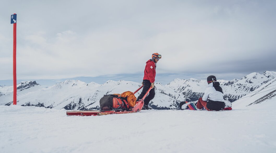 SOS Patrouilleur beim Unfallort mit Rettungsschlitten | © Davos Klosters Mountains 