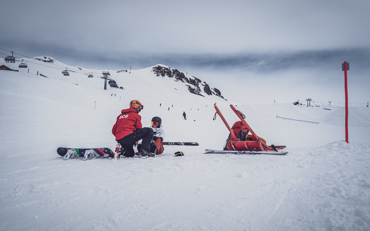 SOS Patrouilleur beim Abtransport mit Rettungsschlitten  | © Davos Klosters Mountains 