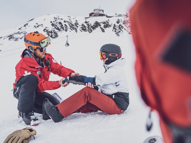 SOS Patrouilleur beim Schienen einer Armfraktur | © Davos Klosters Mountains 