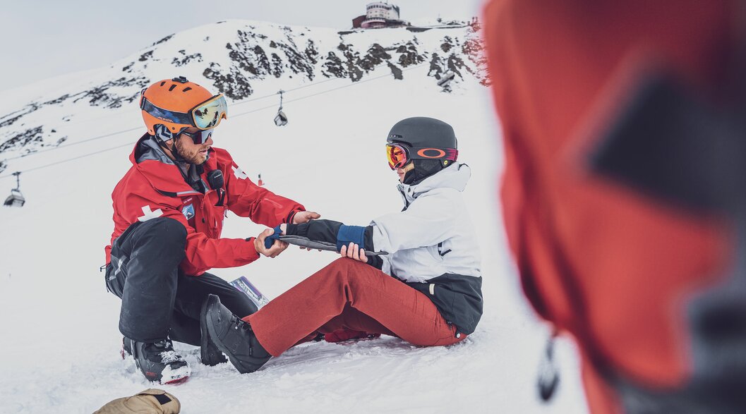 SOS Patrouilleur beim Schienen einer Armfraktur | © Davos Klosters Mountains 