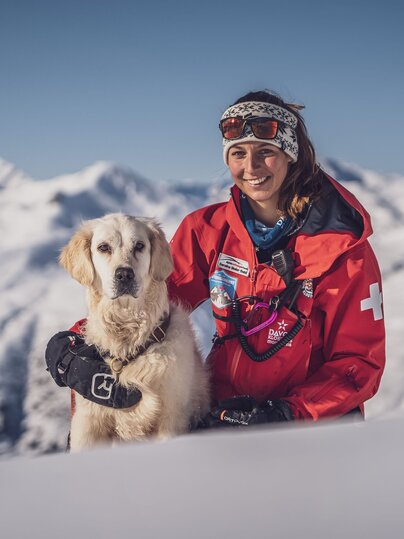 Portrait der Patrouilleurin Seraina mit ihrer Golden Retriever Hündin.  | © Davos Klosters Mountains