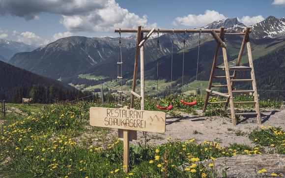 Schaukelelemente in Richtung Tal ausgerichtet. | © Davos Klosters Mountains