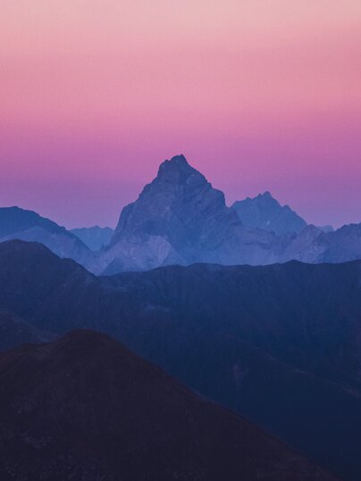 Farbenspektakel über dem Gipfel Tinzenhorn. | © Davos Klosters Mountains