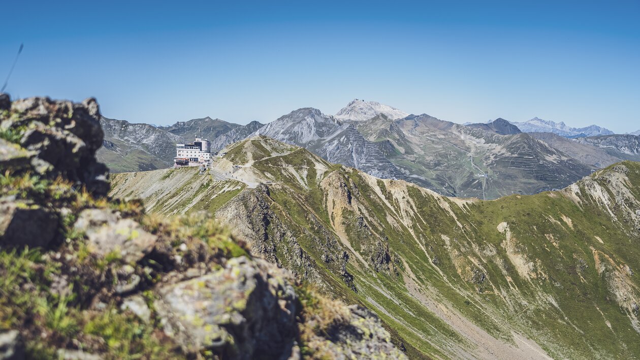 Blick vom Jatzhorn zur Jakobshorn Bergstation mit Bergpanorama im Hintergrund. | © Davos Klosters Mountains