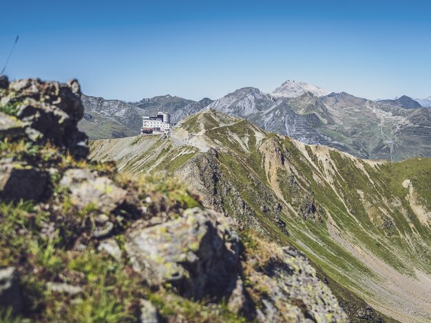 Blick vom Jatzhorn zur Jakobshorn Bergstation mit Bergpanorama im Hintergrund. | © Davos Klosters Mountains